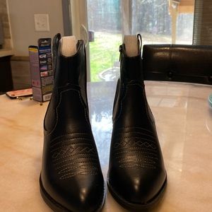 Zaynsia size 7 short cowgirl boots black